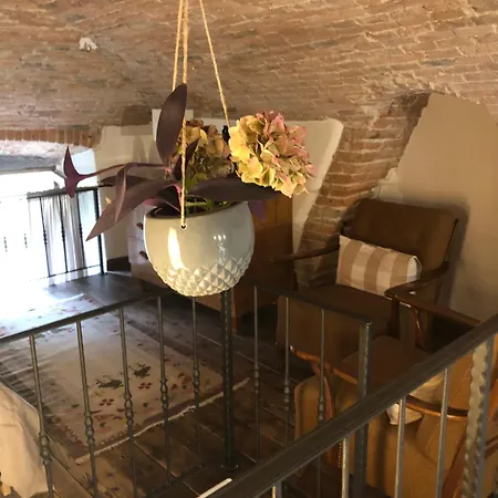 Piazza Vecchia Apartment *