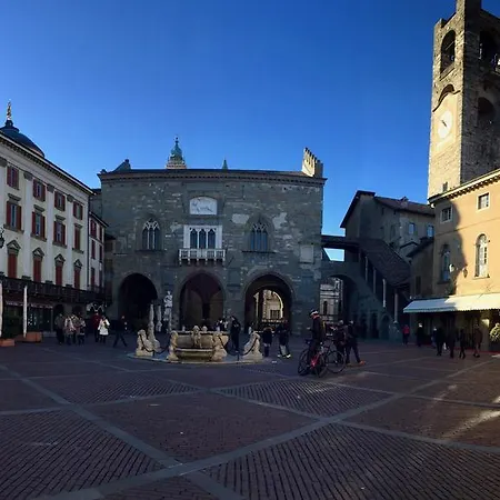 Piazza Vecchia Apartment *