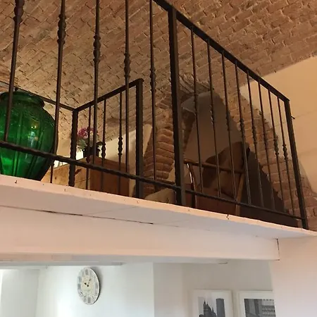 Piazza Vecchia Apartment *