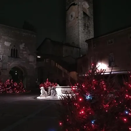 Piazza Vecchia Apartment *