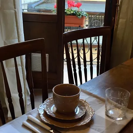 Piazza Vecchia Apartment *